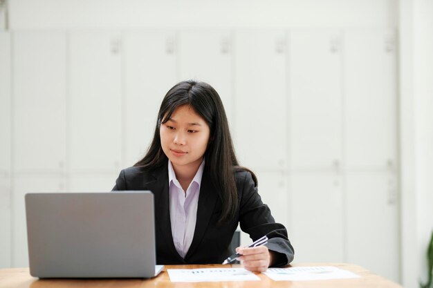 Femme d'affaires travaillant au bureau à l'aide d'un ordinateur portable