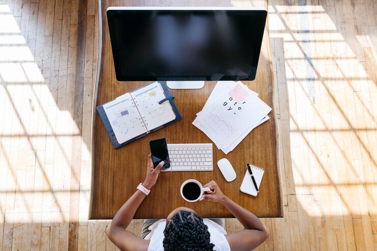 Photo femme d'affaires travaillant au bureau avec des appareils numériques