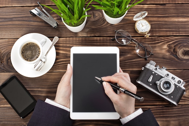 Femme d'affaires travaillant au bureau avec des articles pour faire des affaires