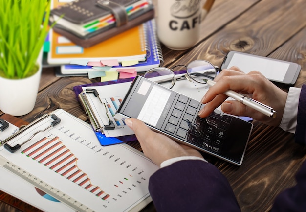 Femme d'affaires travaillant au bureau avec des articles pour faire des affaires