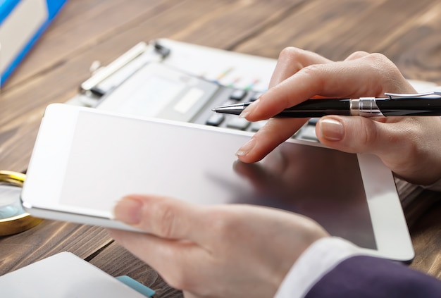 Femme d'affaires travaillant au bureau avec des articles pour faire des affaires