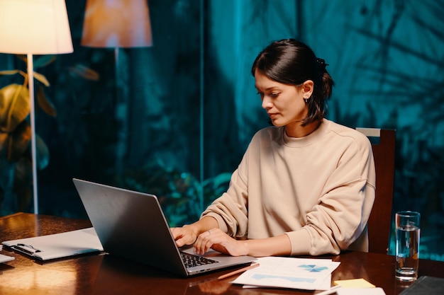 Femme d'affaires travaillant au bureau à domicile