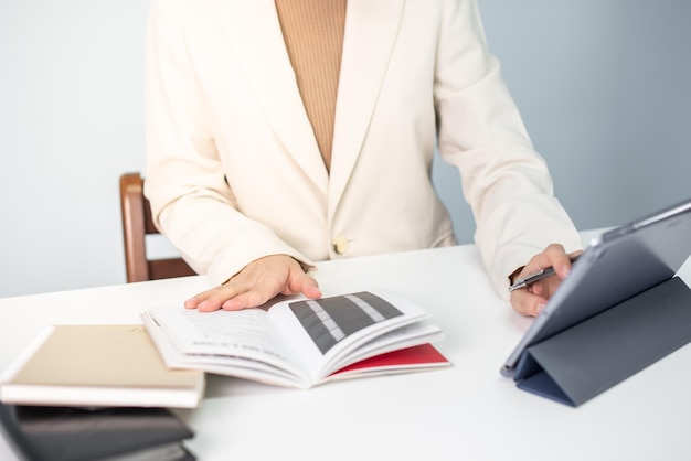 Femme d'affaires travaillant au bureau, il travaille avec un ordinateur portable