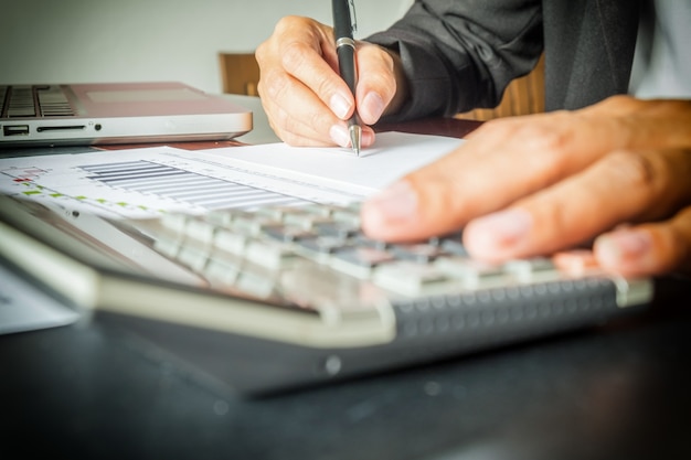 Femme d&#39;affaires travaillant au bureau avec un ordinateur portable et des documents sur son bureau. Concept d&#39;affaire.