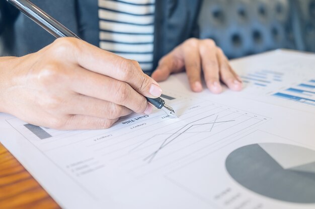 Femme d&#39;affaires travaillant au bureau avec un ordinateur portable et des documents sur son bureau. Concept d&#39;affaire.