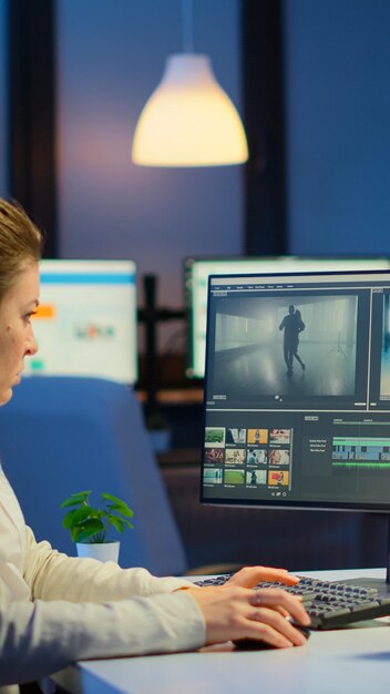 Photo femme d'affaires travaillant au bureau