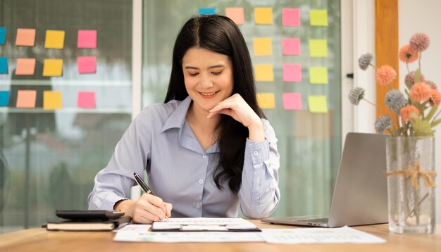 Femme d'affaires travaillant au bureau