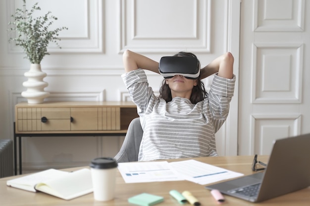 Femme d'affaires travaillant au bureau