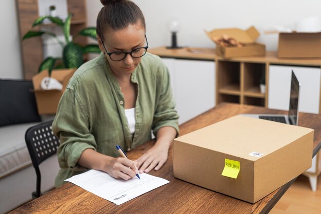 Photo femme d'affaires travaillant au bureau