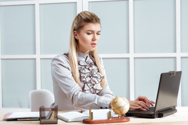 Femme d'affaires travaillant au bureau