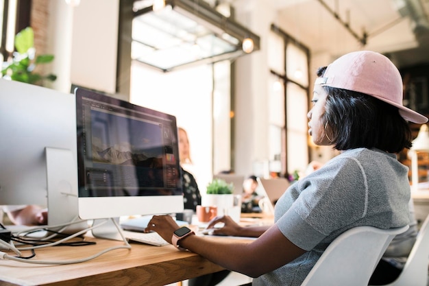 Photo femme d'affaires travaillant au bureau