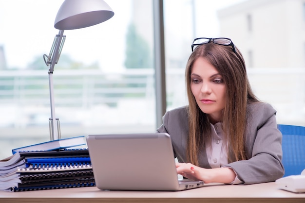 Femme d&#39;affaires travaillant au bureau