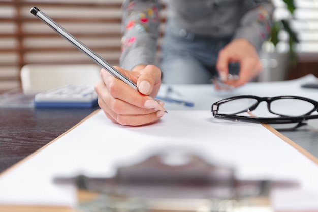 Femme d&#39;affaires travaillant au bureau