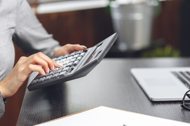 Femme d&#39;affaires travaillant au bureau