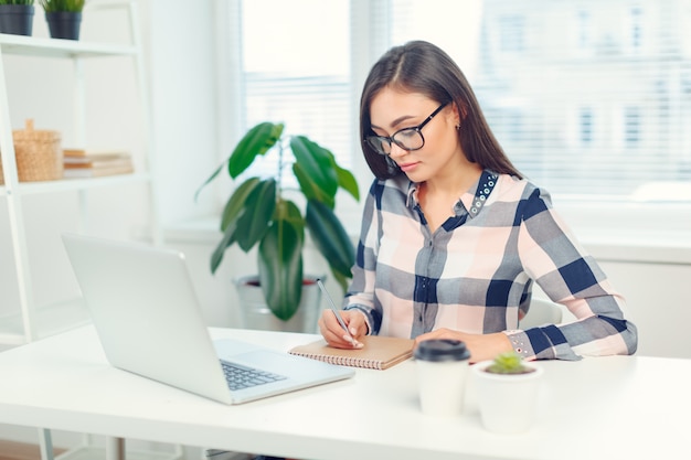 Femme d&#39;affaires travaillant au bureau