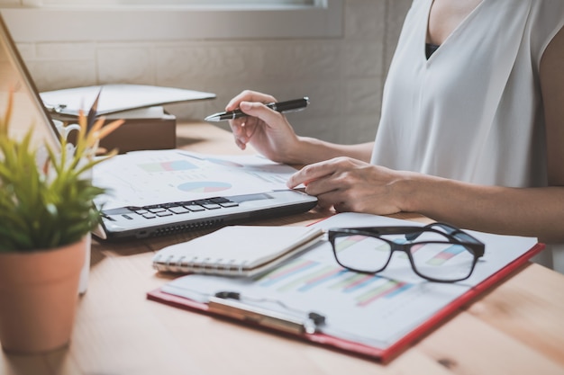 Femme d&#39;affaires travaillant sur un bureau avec analyse de statistiques marketing