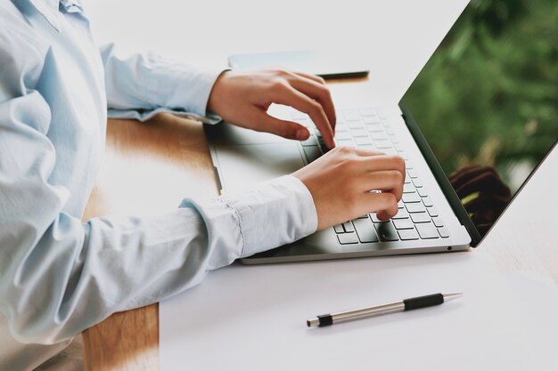 Femme d&#39;affaires travaillant sur un bureau avec un ordinateur portable au bureau