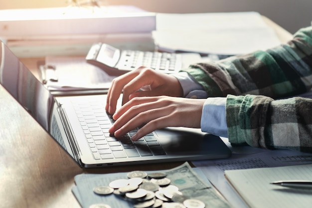 Femme d&#39;affaires travaillant sur un bureau avec un ordinateur portable. concept finance et comptabilité