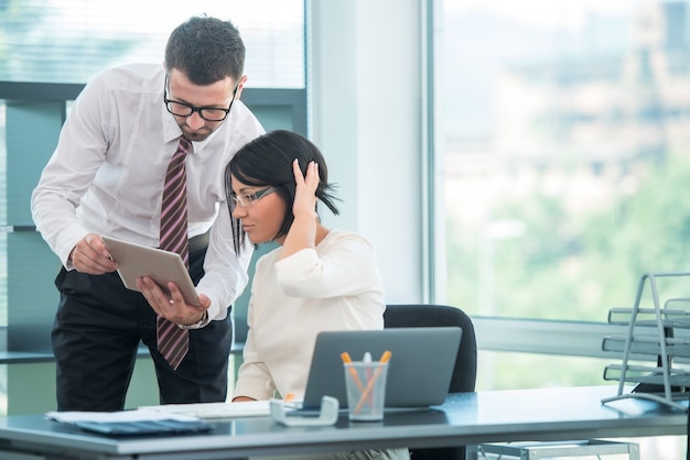 Femme d&#39;affaires travaillant avec un collègue