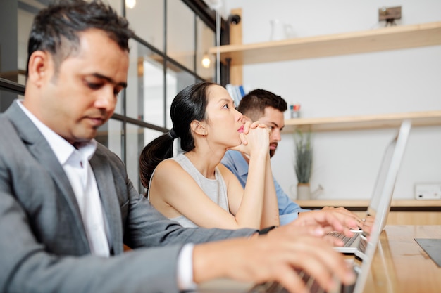 Femme d'affaires travaillant avec des collègues au bureau