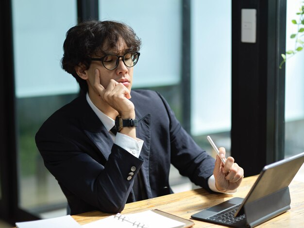 Femme d'affaires travaillant dans un bureau