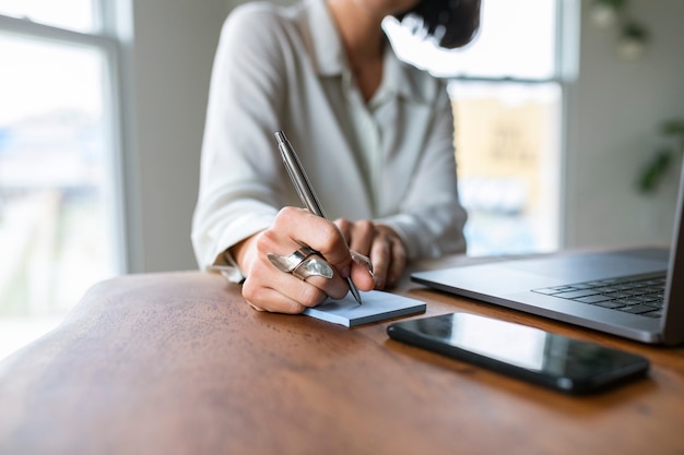 Femme d'affaires travaillant dans un bureau