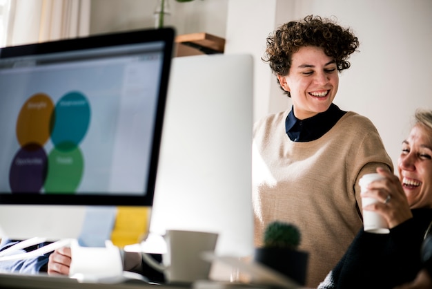 Femme d&#39;affaires travaillant dans le bureau