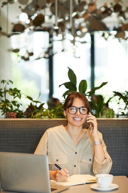 Femme d'affaires travaillant dans un café
