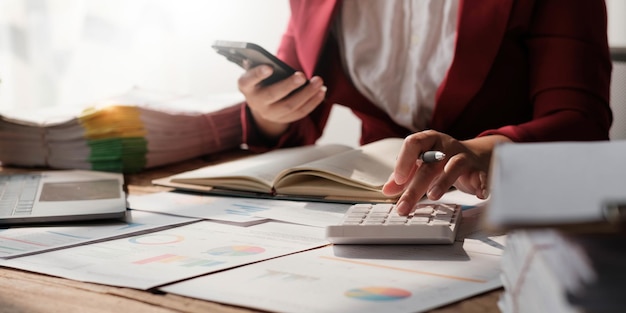 Femme d'affaires travaillant dans la finance et la comptabilité Analyser le budget financier au bureaux9