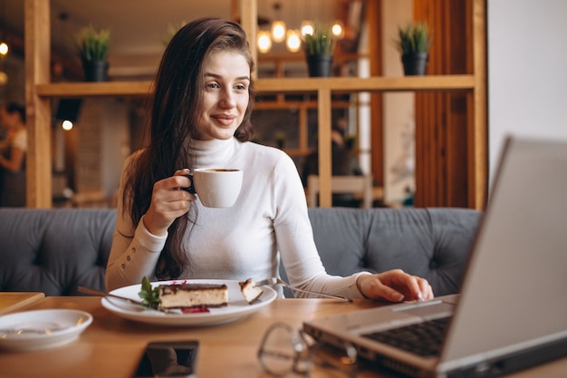 Femme d&#39;affaires travaillant et déjeunant dans un café