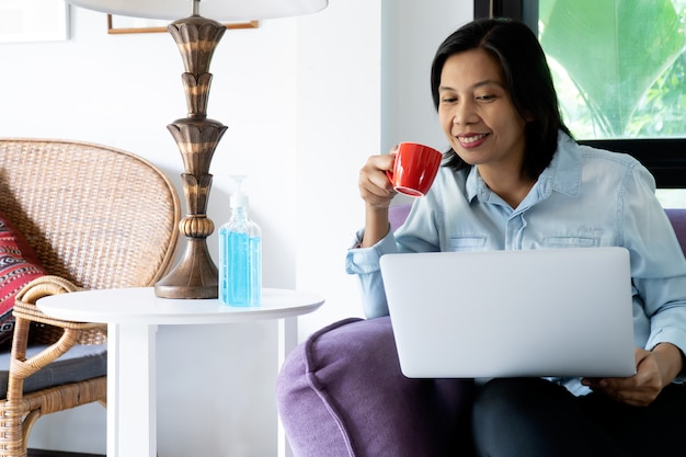 Femme d'affaires travaillant à domicile alors qu'elle doit rester à la maison pour l'auto-quarantaine. Corona Virus ou COVID-19 Concept.