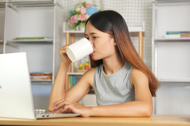 femme d'affaires travaillant à domicile Buvez du thé pour rafraîchir votre corps