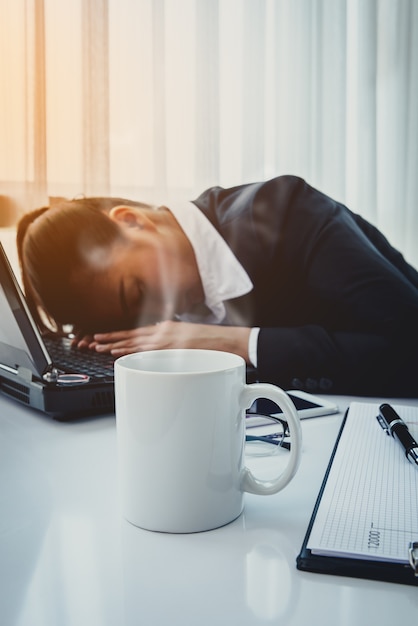 Photo femme d'affaires travaillant dur avec les dossiers de bureau et labtop