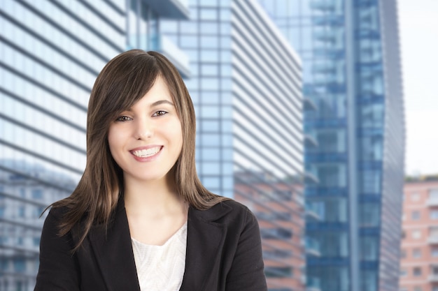 Femme d'affaires travaillant à l'extérieur de l'immeuble de bureaux