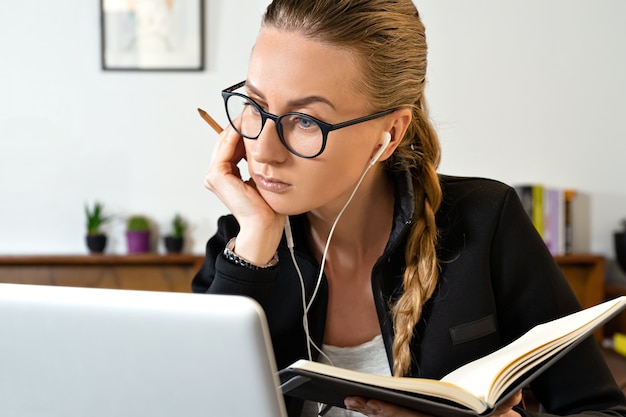 Femme d'affaires travaillant en ligne ou étudier l'éducation à l'aide d'un ordinateur portable