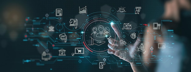 Une femme d'affaires travaillant à la main sur un tableau de bord d'ordinateur moderne, une assurance innovation virtuelle en ligne pour l'assurance automobile, voyage, famille et vie, financière et santé. Notion d'assurance.