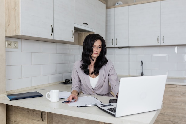 Femme d'affaires travaillant à la maison rester à la maison travail en ligne