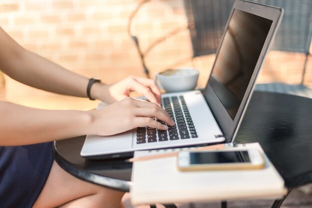 Femme d&#39;affaires travaillant avec maquette image d&#39;ordinateur portable avec café écran noir vierge et sma