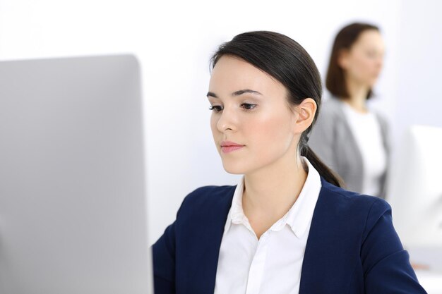 Femme d'affaires travaillant avec un ordinateur au bureau Avocat ou comptable assis au travail headshot Concept d'entreprise