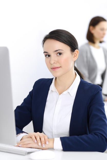 Femme d'affaires travaillant avec un ordinateur au bureau Avocat ou comptable assis au travail headshot Concept d'entreprise