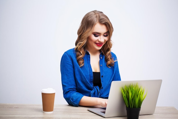 Femme d'affaires travaillant à l'ordinateur au bureau.