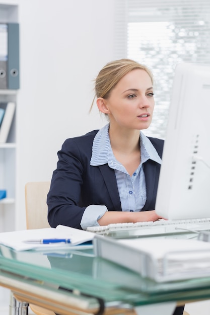 Femme d&#39;affaires travaillant sur ordinateur au bureau