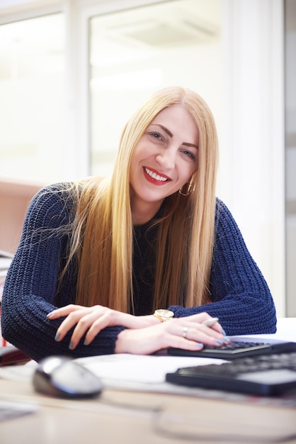 femme d'affaires travaillant sur ordinateur dans un bureau moderne