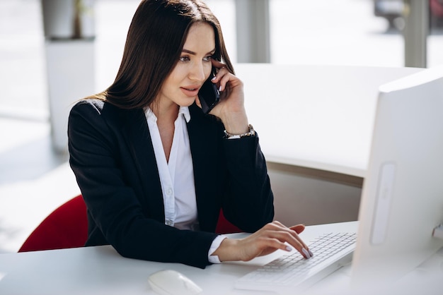 Femme d'affaires travaillant sur un ordinateur dans un bureau