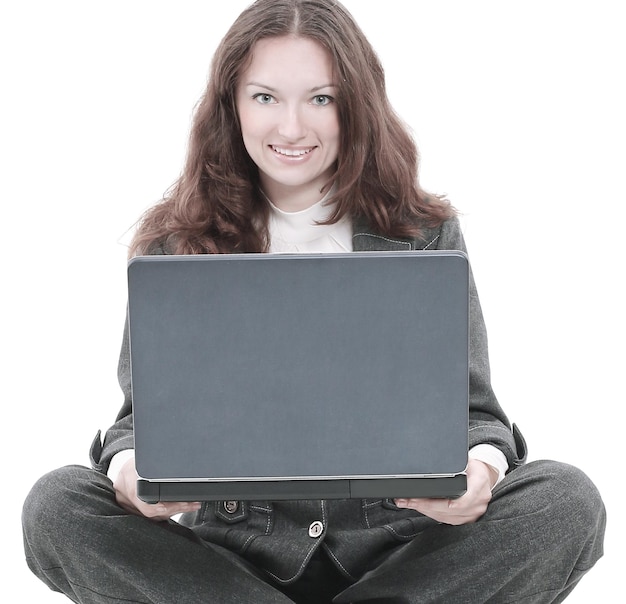 Femme d'affaires travaillant sur un ordinateur portable assis sur le sol