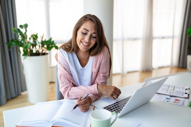 Femme d'affaires travaillant sur un ordinateur portable au bureau