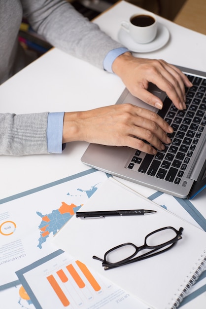 Femme d&#39;affaires travaillant avec ordinateur portable au bureau