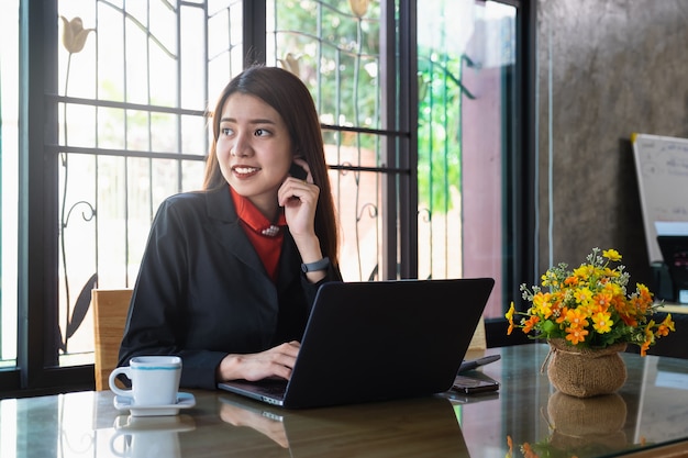 Femme d&#39;affaires travaillant avec un ordinateur portable au poste de travail.