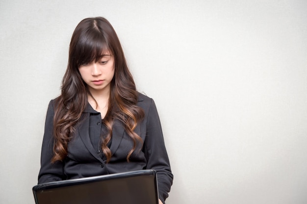 Femme d&#39;affaires travaillant avec ordinateur portable. concept pour les entreprises