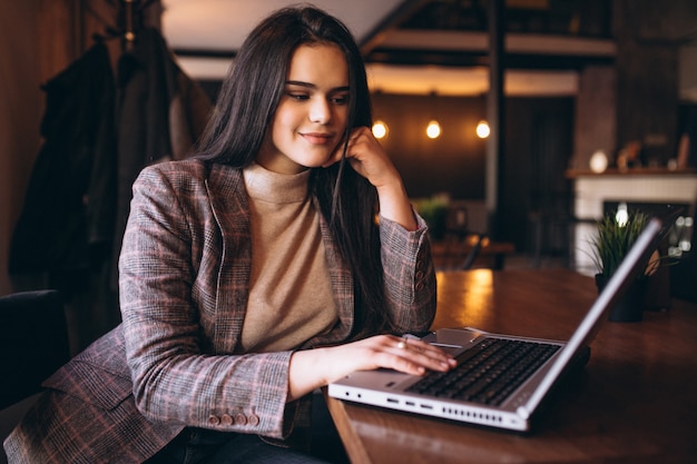 Femme d&#39;affaires travaillant sur ordinateur portable dans un café